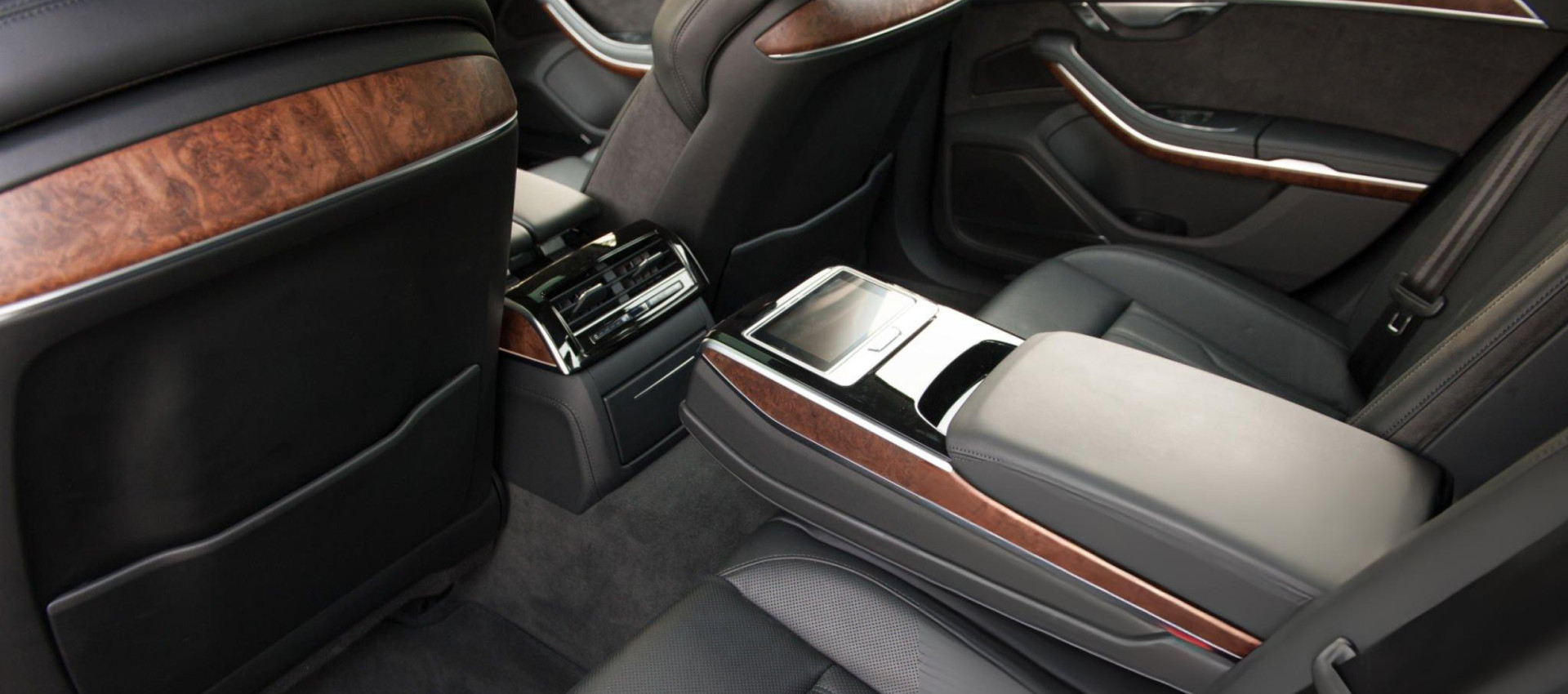 Hire a Chauffeur by the Hour for Beach Clubs,     Villas,     Marinas and Nightlife